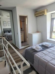 1 dormitorio con 1 cama con 2 toallas en Edificio con piscina vista al rio en Palermo! en Buenos Aires