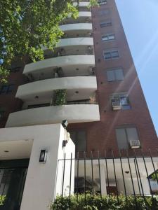 un edificio de apartamentos alto con balcón frente a él en Edificio con piscina vista al rio en Palermo! en Buenos Aires