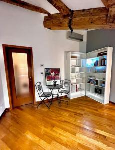 een woonkamer met een tafel en stoelen in een kamer bij Al Rifugio del Velista in Trieste