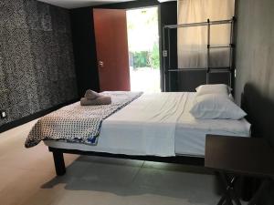 un grande letto in una camera da letto con finestra di Veleta Inn a Tulum