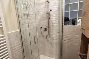een douche met een glazen deur in de badkamer bij Santa Reparata downtown in Florence