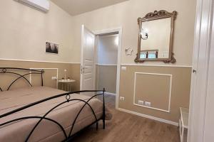- une chambre avec un lit et un miroir mural dans l'établissement Santa Reparata downtown, à Florence