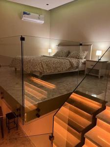 sypialnia z łóżkiem i szklaną podłogą w obiekcie The Palms Resort (3) w Rijadzie