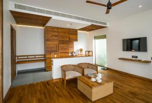 MOUNTAIN SHADOWS RESORT Wayanad的电视和/或娱乐中心
