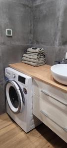 pralka w łazience z umywalką w obiekcie Apartament z widokiem w mieście Chełm