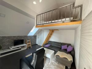 un salon avec un canapé et une mezzanine dans l'établissement Apartment Sofia, à Idrija