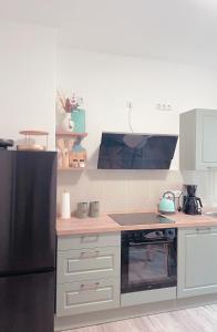 a kitchen with a refrigerator and a stove top oven at Mayen, Bäckerstr, Privatzimmer Nr4, Innenstadt, nähe Nürburgring & Burg Eltz, Gemeinschaftsbad in Mayen