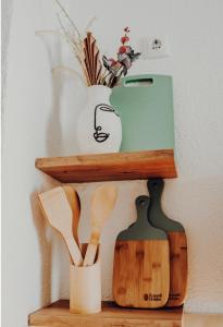 a shelf with wooden utensils on a wall at Mayen, Bäckerstr, Privatzimmer Nr4, Innenstadt, nähe Nürburgring & Burg Eltz, Gemeinschaftsbad in Mayen