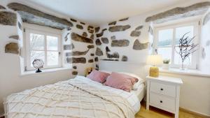 Un pat sau paturi într-o cameră la Romantická chalupa s krbem