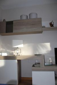 un escritorio de madera con una lámpara encima en Precioso duplex en arbucias en Arbúcies
