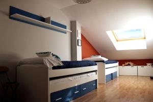 een slaapkamer met een bed met blauw en wit bij Precioso duplex en arbucias in Arbúcies