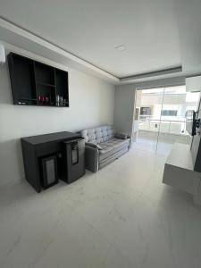 sala de estar con sofá y TV en Belissimo apto Ingleses, en Florianópolis