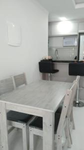 una mesa blanca y sillas en una cocina en Belissimo apto Ingleses, en Florianópolis