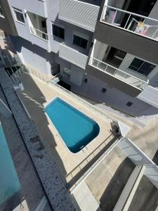 una vista aérea de una piscina junto a un edificio en Belissimo apto Ingleses, en Florianópolis
