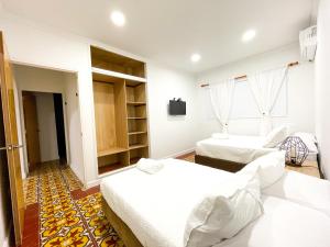 聖安德烈斯的住宿－Puesta del Sol Guest House，一间卧室设有两张床和窗户。
