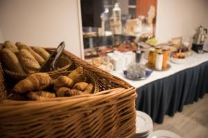 una cesta de pan sobre una mesa en Hotel Am Friesenstrand, en Butjadingen