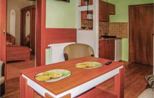 Kuchyňa alebo kuchynka v ubytovaní Amazing Apartment In Wladyslawowo