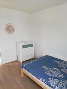 - une chambre avec un lit et une commode dans l'établissement Chambre privée dans Happy Home Maison Calme Chez l'habitant, à Brest