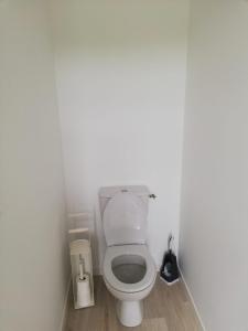 La salle de bains est pourvue de toilettes blanches. dans l'établissement Chambre privée dans Happy Home Maison Calme Chez l'habitant, à Brest