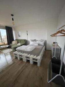 um quarto com uma cama e um sofá em Apartment mit schönem Ausblick em Lüdenscheid