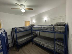 Ce dortoir comprend 3 lits superposés et un ventilateur de plafond. dans l'établissement OQP Vacations Edgewater, à Miami