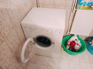 een wasmachine in een badkamer naast een wasmachine bij Asprovalta Beach Apartment in Asprovalta