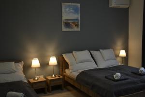 מיטה או מיטות בחדר ב-Főnix Design Rooms