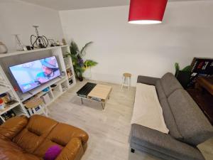 TV a/nebo společenská místnost v ubytování Chambre privée dans Happy Home Maison Calme Chez l'habitant