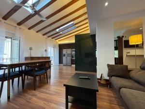 a living room with a table and a dining room at Piso en el centro de Alcoy para sentirte en casa in Alcoy