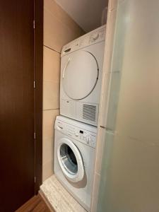 a washer and dryer in a small room at Piso en el centro de Alcoy para sentirte en casa in Alcoy