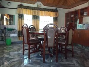 jadalnia ze stołem i krzesłami w obiekcie Greton Holiday Villa w mieście Meru