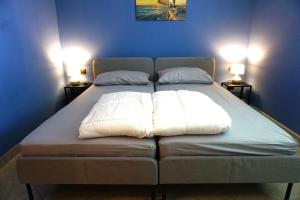 uma cama com duas almofadas num quarto em IL FIOCCO em Marina di Ravenna