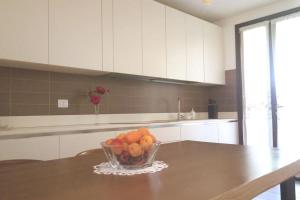 eine Schale mit Obst auf einem Tisch in der Küche in der Unterkunft Appartamento moderno in posizione strategica in Sala Baganza
