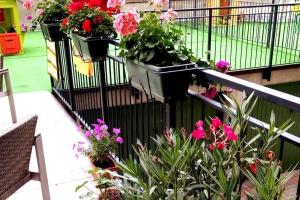 einen Balkon mit Blumen und Pflanzen auf einem Zaun in der Unterkunft Appartamento moderno in posizione strategica in Sala Baganza