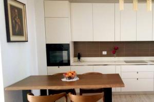 eine Küche mit einem Tisch und einer Obstschale darauf in der Unterkunft Appartamento moderno in posizione strategica in Sala Baganza