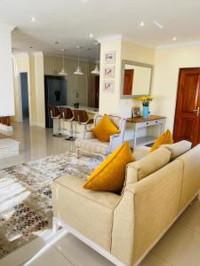 Khu vực ghế ngồi tại Lovely and Peaceful 3 bedroom house