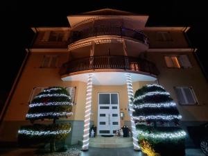 een gebouw met een kerstboom ervoor bij Apartments Medulin - Orijeta in Medulin