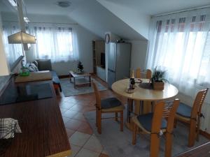 eine Küche und ein Wohnzimmer mit einem Tisch und Stühlen in der Unterkunft Apartma Anastasija in Kranjska Gora
