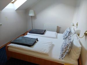 2 Betten in einem Hotelzimmer mit Handtüchern darauf in der Unterkunft Apartma Anastasija in Kranjska Gora