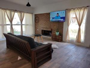 TV a/nebo společenská místnost v ubytování Vivienda en Cuchi Corral