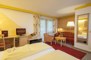 Łóżko lub łóżka w pokoju w obiekcie Hotel-Restaurant Burgblick
