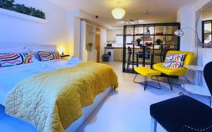 1 dormitorio con 1 cama grande y cocina en Bristol City Stays - Cabot Circus, en Bristol