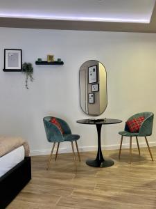 Pokój ze stołem, 2 krzesłami i lustrem w obiekcie La Tombola w mieście Napoli