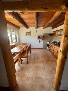 cocina con mesa de madera y comedor en Frontera Andina en Caviahue