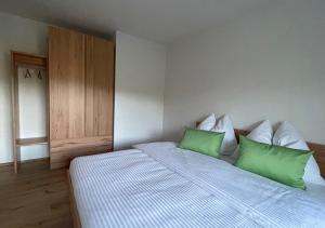 A bed or beds in a room at Seespitz 37 - Ferienwohnungen Eisendle