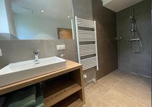 A bathroom at Seespitz 37 - Ferienwohnungen Eisendle