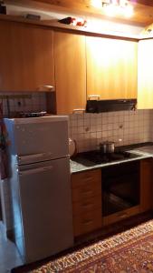 una cucina con frigorifero e piano cottura di Kuća za odmor VITICA s vanjskim kaminom a Kupres