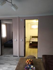 ein Wohnzimmer mit einem Tisch und ein Zimmer mit einem Bett in der Unterkunft PRETTY HOME in Dilidschan