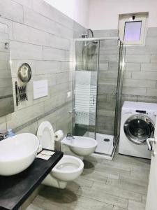 ナポリにある'A Funtanellaのバスルーム(トイレ、洗面台、洗濯機付)