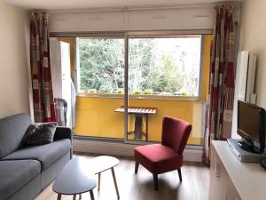 a living room with a couch and a window at Appartement classé 3 étoiles SAINT-LARY in Saint-Lary-Soulan